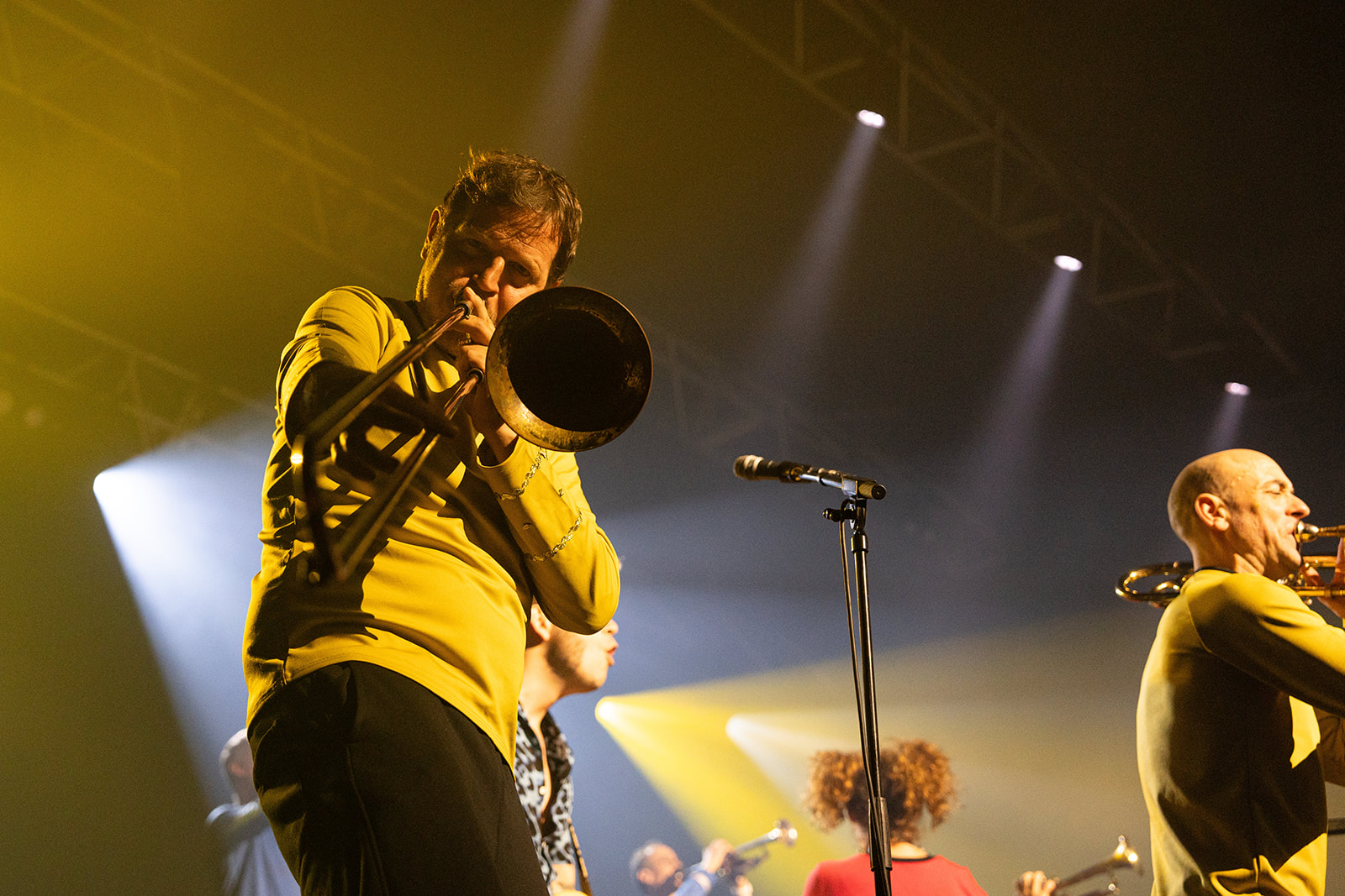 Backstage brut avec ambiance sombre